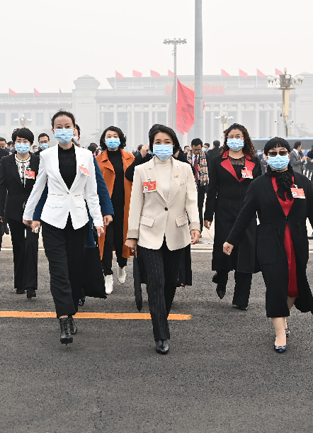 20210308今日头条配图13月5日，第十三届全国人民代表大会第四次会议在北京人民大会堂开幕。这是全国人大代表走向会场。新华社记者 李鑫 摄.jpg